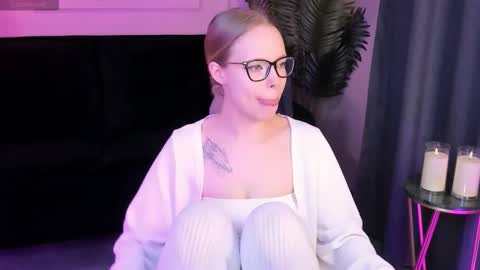 Snapshot of sweet_lucile chatting on 02-23-26, 06:22 Lucy online show from 02-23-26, 06:22