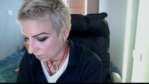 Snapshot of sweet_n_strong chatting on 06-18-26, 11:03 sweet_n_strong online show from 06-18-26, 11:03