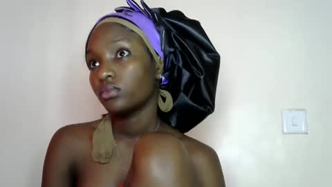 sweet_strawberina online show from 05-19-26, 06:20