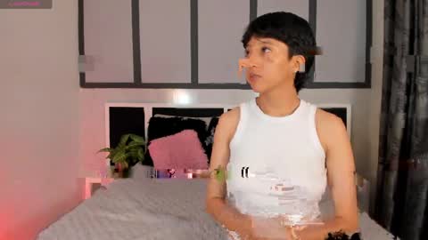 Snapshot of sweetcoupple chatting on 05-05-26, 10:40 Eva Short hair girl - Victoria Long red hair online show from 05-05-26, 10:40