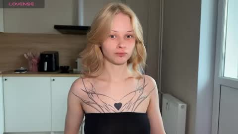 Snapshot of sweetielis chatting on 06-01-26, 04:03 sweetie Lisa3 online show from 06-01-26, 04:03