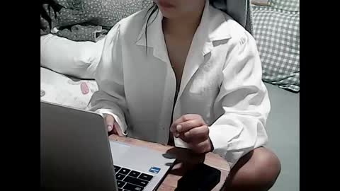 Snapshot of sweetlyraa chatting on 03-17-26, 06:17 SexyPInay with small tits online show from 03-17-26, 06:17