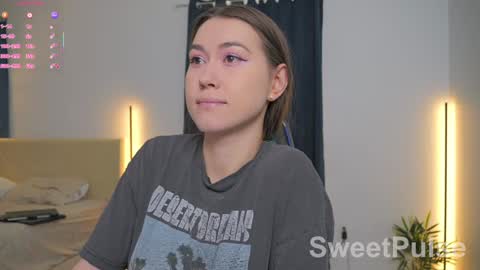 Snapshot of sweetpulse_ chatting on 03-08-26, 08:23 Rose online show from 03-08-26, 08:23