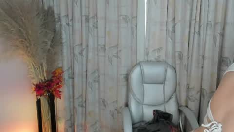Snapshot of sylvara_bx chatting on 06-16-26, 12:30 online show from 06-16-26, 12:30