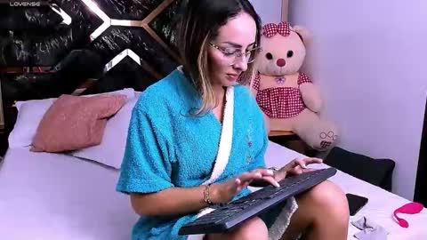 Snapshot of tania_white chatting on 04-10-26, 03:17 Tania online show from 04-10-26, 03:17