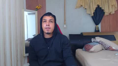 taylor_collins_2 online show from 05-12-26, 08:22