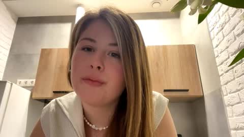 Snapshot of templeholberg chatting on 03-09-26, 09:35 Lana online show from 03-09-26, 09:35