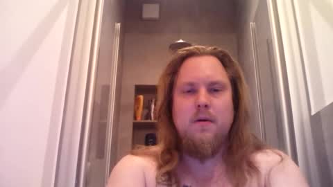 Snapshot of thenewdude1992 chatting on 12-15-25, 06:45 thenewdude1992 online show from 12-15-25, 06:45