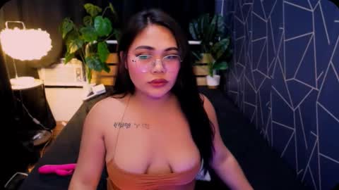 Snapshot of theonly_chin chatting on 01-09-26, 02:20 FRANCINE online show from 01-09-26, 02:20