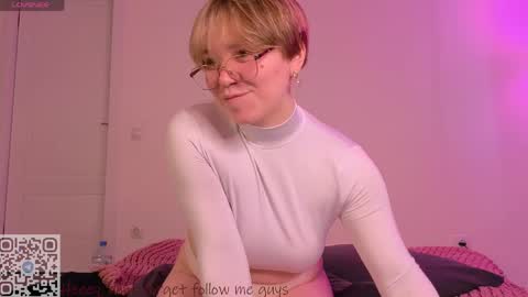 Snapshot of thestaronsky chatting on 04-30-26, 04:30 Lucia online show from 04-30-26, 04:30