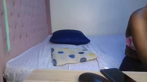 Snapshot of thicky_rue chatting on 03-25-26, 12:38 Rue online show from 03-25-26, 12:38
