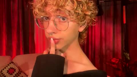Snapshot of thisisdamiano chatting on 05-21-26, 10:17 Damiano online show from 05-21-26, 10:17