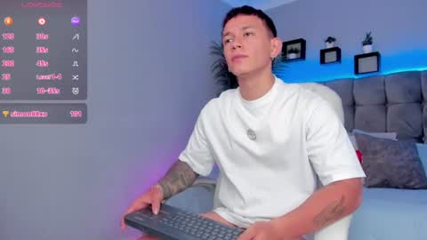 Snapshot of thomas_moon_ chatting on 06-19-26, 02:10 Thomas online show from 06-19-26, 02:10