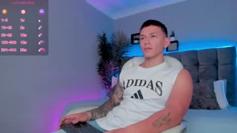 Snapshot of thomas_moon_ chatting on 06-23-26, 12:36 Thomas online show from 06-23-26, 12:36