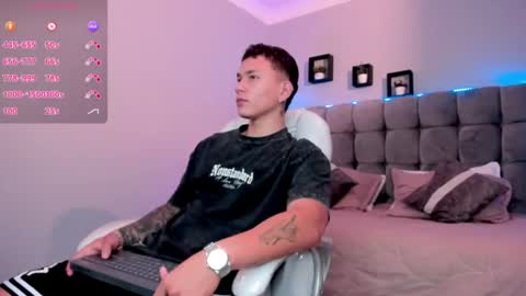 Snapshot of thomas_moon_ chatting on 06-29-26, 02:06 Thomas online show from 06-29-26, 02:06