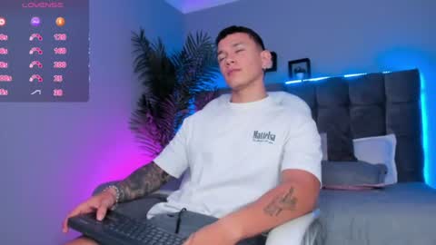 Snapshot of thomas_moon_ chatting on 07-10-26, 01:14 Thomas online show from 07-10-26, 01:14