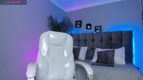 Snapshot of thomas_moon_ chatting on 07-14-26, 12:33 Thomas online show from 07-14-26, 12:33