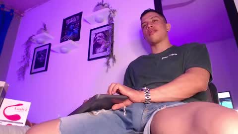 Snapshot of thomsevery_ chatting on 01-17-25, 01:57 Thoms Every online show from 01-17-25, 01:57