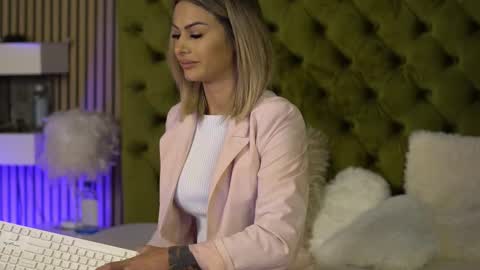 Snapshot of tiffanymaze chatting on 09-16-25, 06:03 Ilaria online show from 09-16-25, 06:03