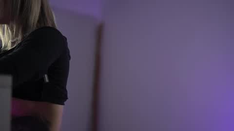 Snapshot of tiffanymaze chatting on 10-11-25, 07:18 Ilaria online show from 10-11-25, 07:18