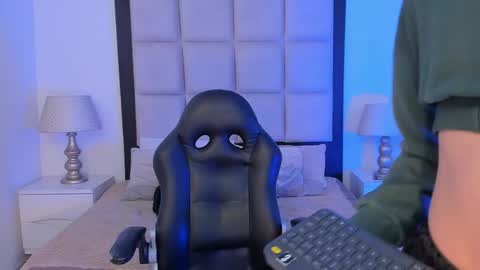 Thomm  Independent Model online show from 02-12-26, 06:30