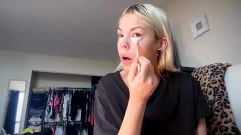 stage Kylie Sinner  brand CLITBAIT online show from 05-24-26, 02:11