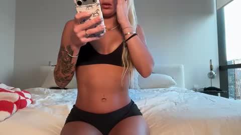 Snapshot of tinytayy chatting on 04-20-26, 01:19 tinytayy online show from 04-20-26, 01:19