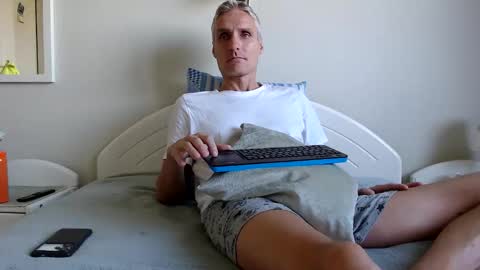 Daniel Bisexual uncut 20cm online show from 09-28-25, 06:30