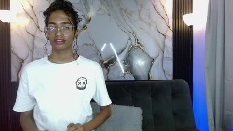 Snapshot of triiangel_latinboy chatting on 04-11-26, 01:54 Johan online show from 04-11-26, 01:54