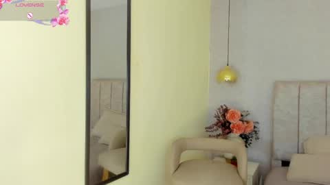 Snapshot of tutu_milf chatting on 06-04-26, 07:20 Tutu online show from 06-04-26, 07:20