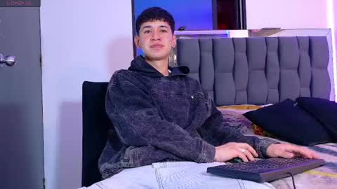 Snapshot of twink_daren chatting on 06-16-26, 06:32 Mr Daren online show from 06-16-26, 06:32