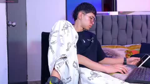Snapshot of twink_daren chatting on 06-19-26, 07:50 Mr Daren online show from 06-19-26, 07:50