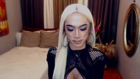 Snapshot of twofuckablestrans chatting on 02-02-26, 04:44 KiaraKeana online show from 02-02-26, 04:44