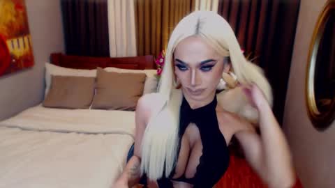 Snapshot of twofuckablestrans chatting on 02-19-26, 12:12 KiaraKeana online show from 02-19-26, 12:12