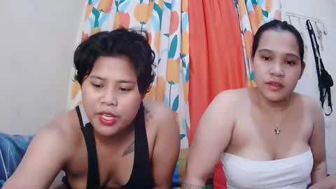 Snapshot of twowetcuties chatting on 02-25-25, 07:42 Lyn and lea online show from 02-25-25, 07:42