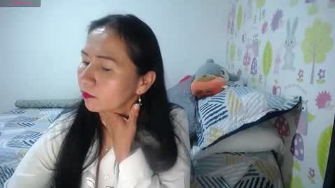 Snapshot of tyna_b chatting on 06-16-26, 04:53 Tyna online show from 06-16-26, 04:53