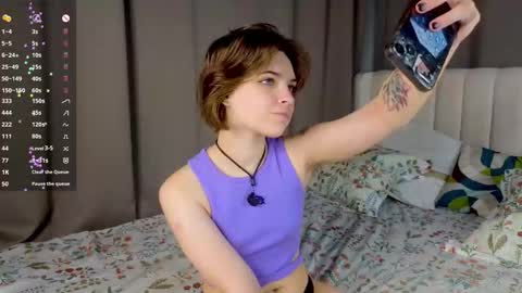 Snapshot of udeleclive chatting on 09-15-25, 03:23 Polly online show from 09-15-25, 03:23