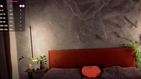 Snapshot of udeleclive chatting on 11-27-25, 03:25 Polly online show from 11-27-25, 03:25