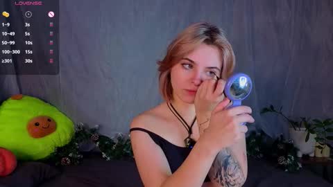 Snapshot of udeleclive chatting on 12-14-25, 03:28 Polly online show from 12-14-25, 03:28