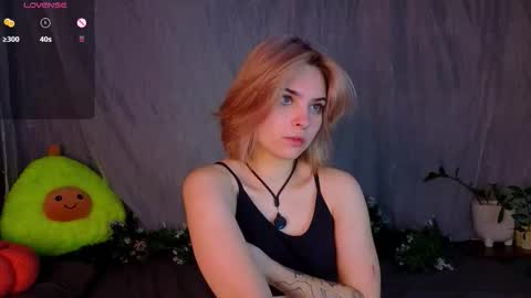 Snapshot of udeleclive chatting on 12-16-25, 03:17 Polly online show from 12-16-25, 03:17