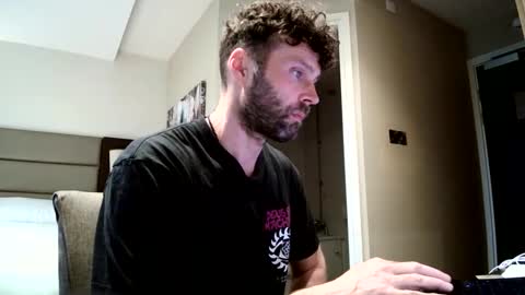 Snapshot of ukguyitsme chatting on 05-12-26, 12:35 ukguyitsme online show from 05-12-26, 12:35