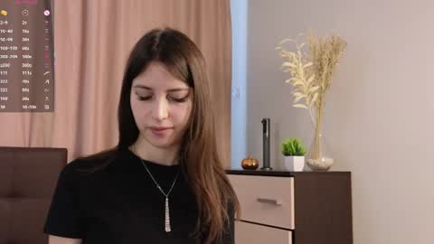 Snapshot of umbraelyon chatting on 06-16-26, 05:43 Liliane online show from 06-16-26, 05:43