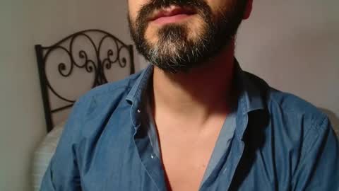 Snapshot of under_thedesk chatting on 10-25-25, 04:24 Giov online show from 10-25-25, 04:24