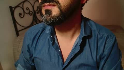 Snapshot of under_thedesk chatting on 10-27-25, 05:06 Giov online show from 10-27-25, 05:06