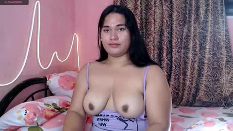 Snapshot of ur_baby_rebbecca chatting on 03-24-26, 12:48 SINGLE online show from 03-24-26, 12:48