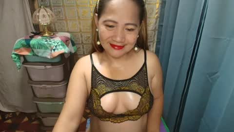 Snapshot of urhotmomzoey chatting on 07-11-26, 05:48 urhotmomzoey online show from 07-11-26, 05:48