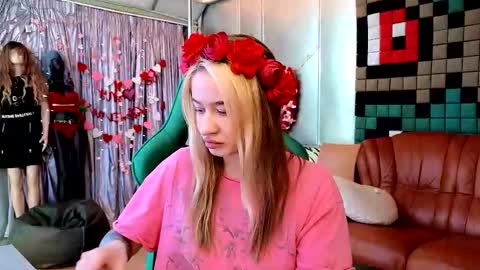 Leila online show from 02-12-26, 09:43