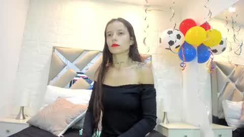 Snapshot of valentinasu_ chatting on 06-18-26, 11:58 VALENTINA online show from 06-18-26, 11:58