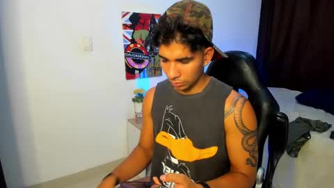 Snapshot of valentino_moura_ chatting on 02-26-25, 04:24 VALENTINO MOURA online show from 02-26-25, 04:24