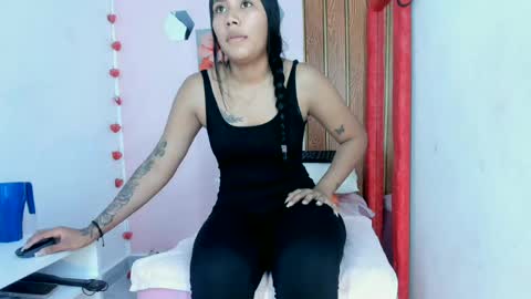 Snapshot of valenttina_narvaez chatting on 06-23-26, 01:31 vale online show from 06-23-26, 01:31